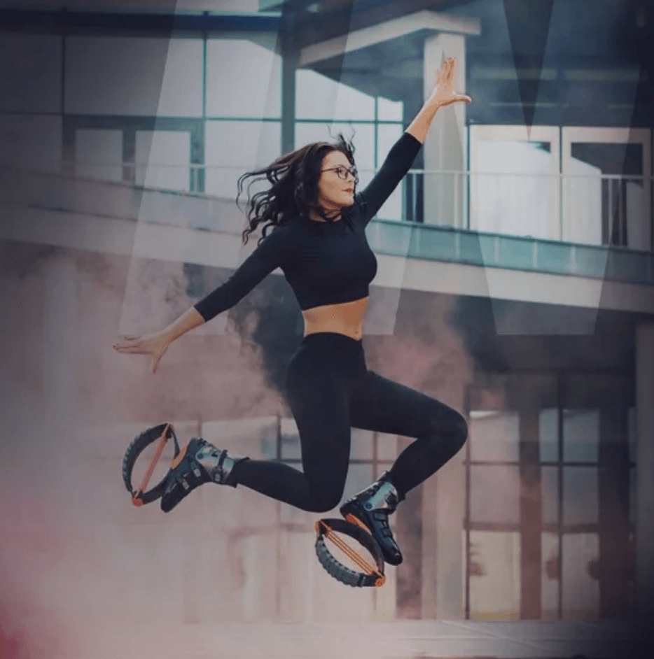 Žena skáče ve skákacích botách Kangoo v tělocvičně